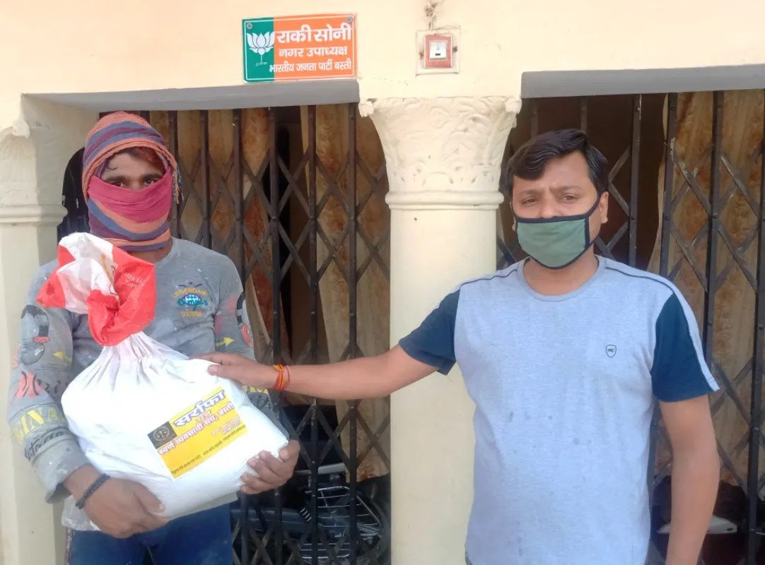 स्वर्ण व्यवसायियों ने जरूरतमंद में बांटे खाद्यान्न, सरकार से सहयोग की मांग