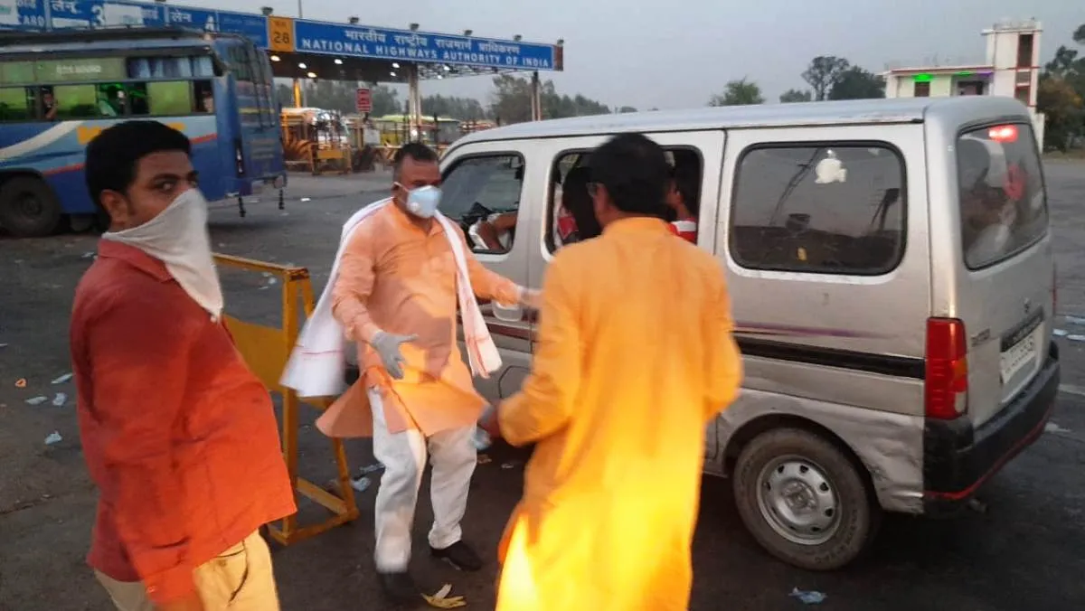 जारी है श्रमिकों की सेवा, भाजपा नगर अध्यक्ष ने कराया भोजन, जलपान