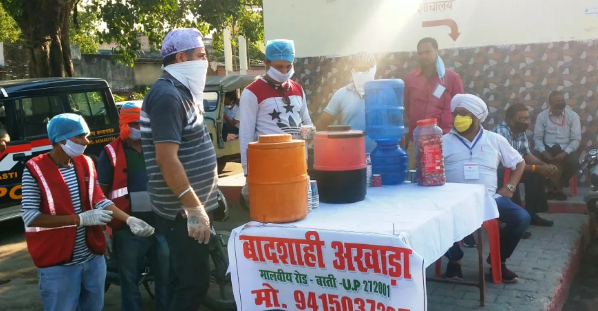 रेड क्रास की पहलः प्रवासी श्रमिकों को शिकन्जी पिला रहा है बादशाही अखाड़ा