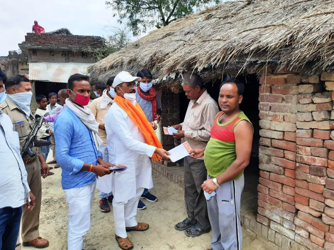घर-घर पहुंचे विधायक दयाराम चौधरी, दिया मोदी, योगी का संदेश
