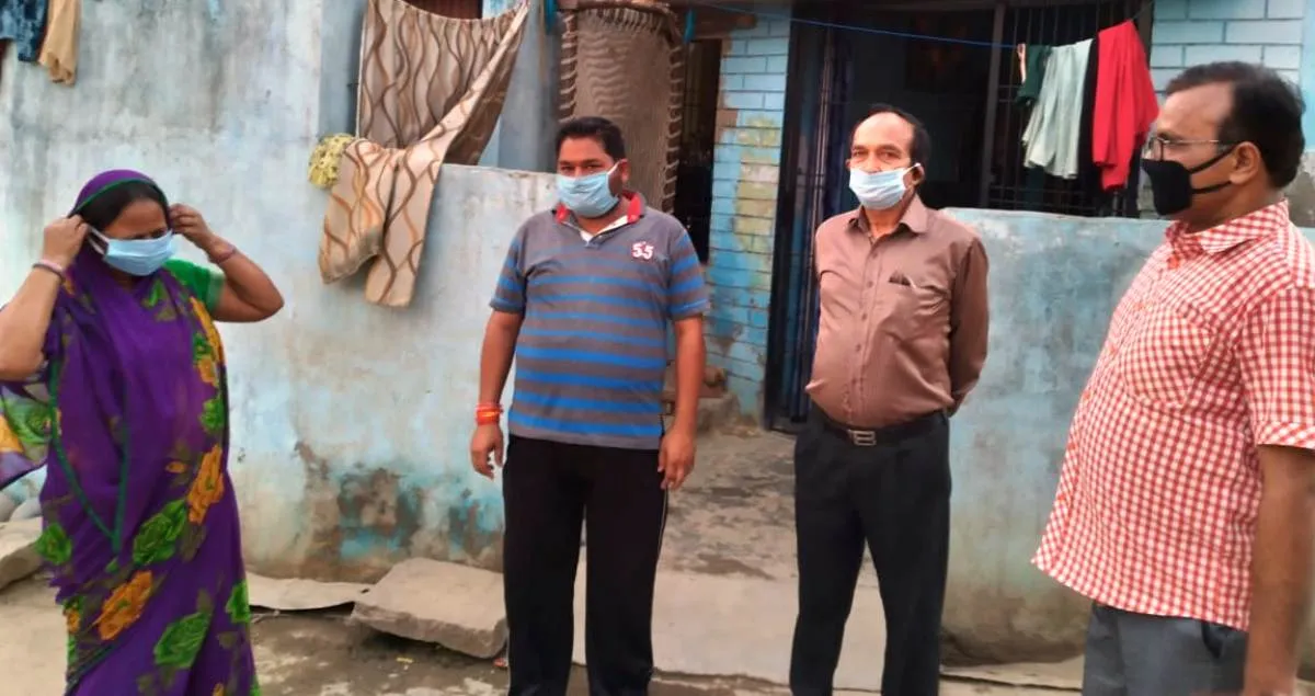 रोटरी ने बांटे मास्क, दिया जानकारी