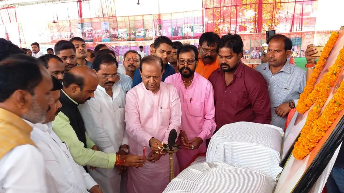 पीएम के जन्म दिन पर राज्य मंत्री ने किया प्रदर्शनी का उद्घाटन