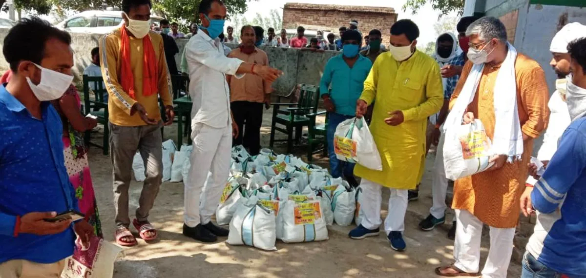 भाजपा के अभिषेक ने जरूरतमंद परिवारों में वितरित किया राहत सामग्री