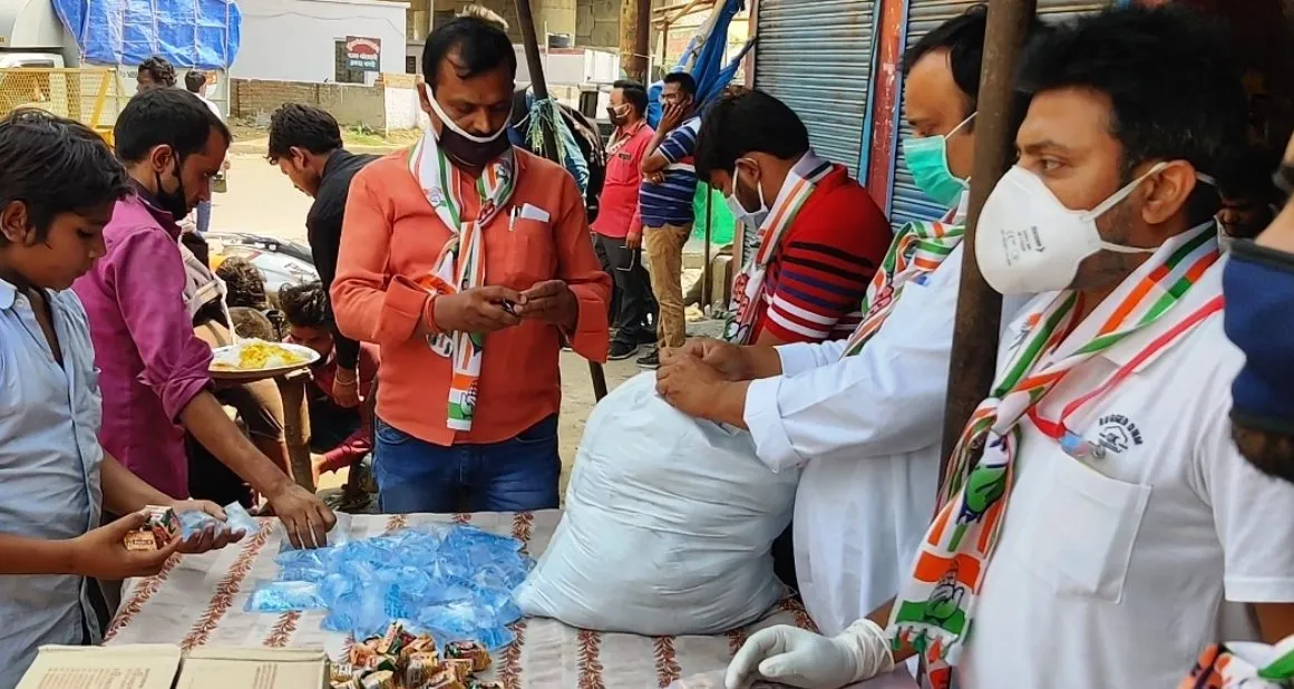 कांग्रेस कार्यकर्ता करा रहे हैं प्रवासी मजदूरों को भोजन, जलपान