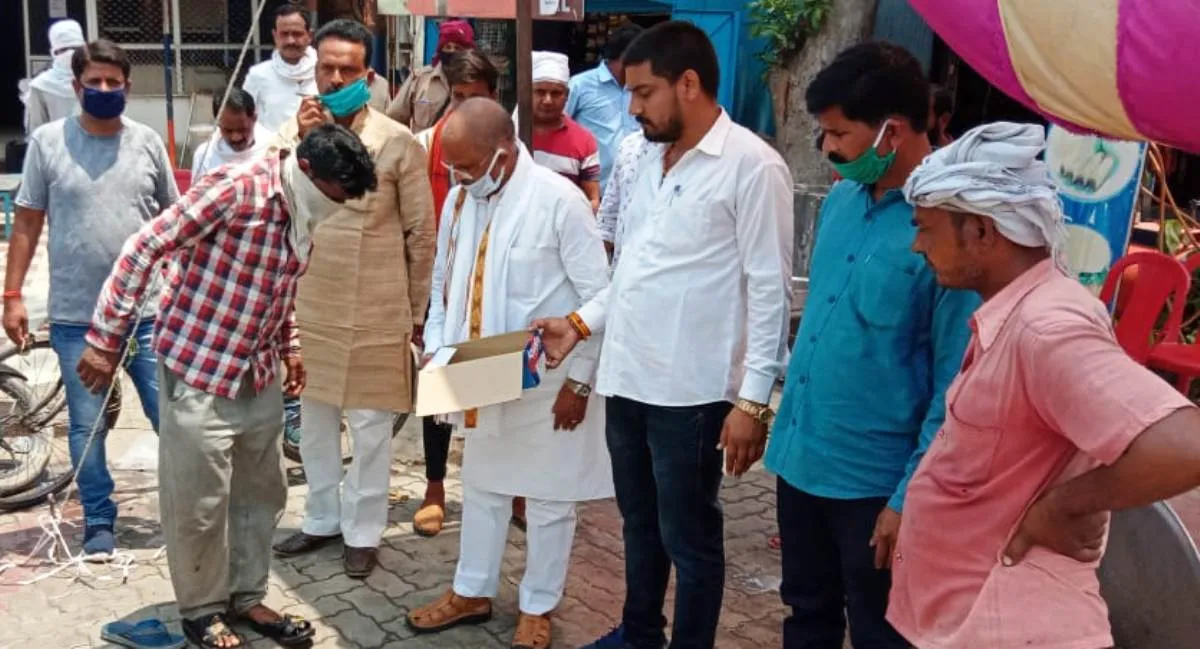 जिनके पैरों में पड़े थे छाले, विधायक दयाराम ने कराया भोजन, पहनाया चप्पल