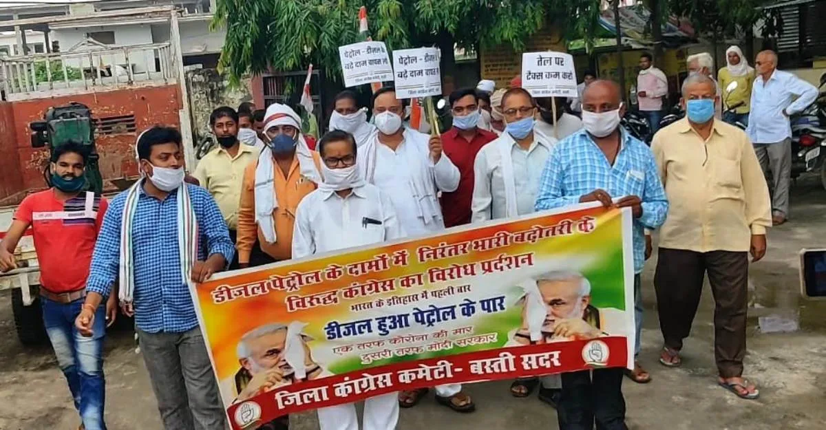 पेट्रोल, डीजल मूल्य वृद्धि के विरोध में कांग्रेस ने ब्लाक मुख्यालयों पर प्रदर्शन कर राष्ट्रपति को भेजा ज्ञापन