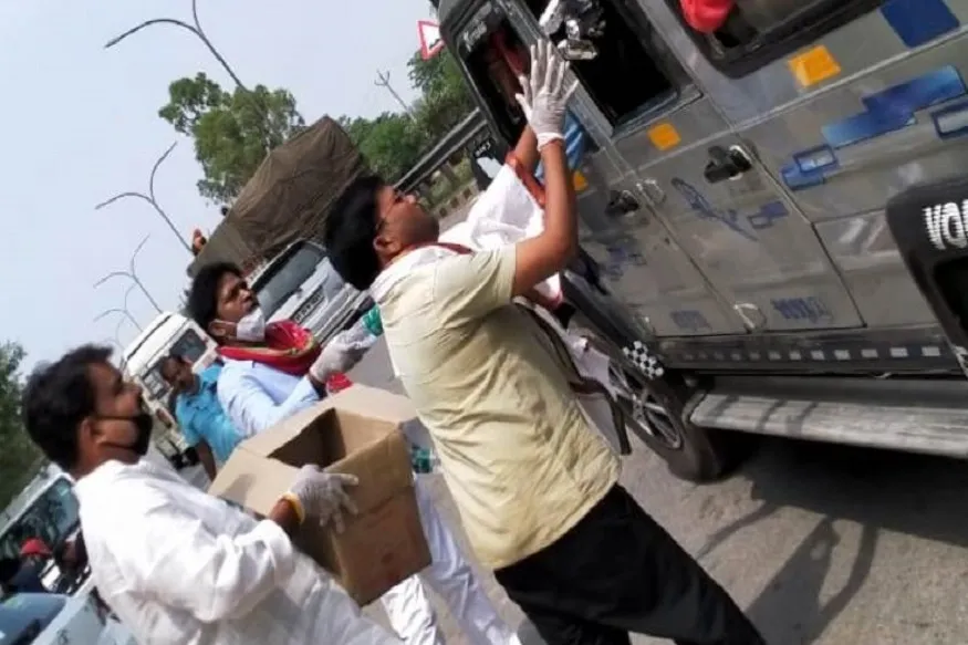 सपा नेता महेन्द्र के नेतृत्व में श्रमिकों में भोजन, जलपान जारी