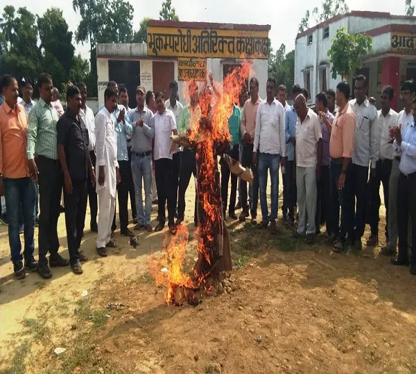 बढ़ रहा Prerna App का विरोध, शिक्षकों ने फूंका पुतला