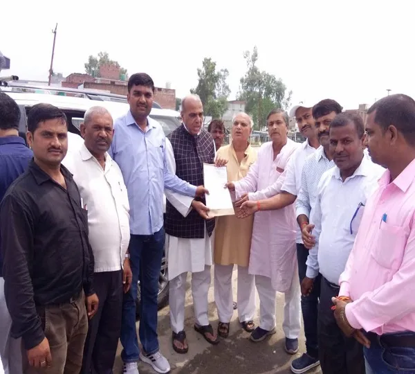 शिक्षकों ने MP जगदम्बिका पाल को सौंपा ज्ञापन