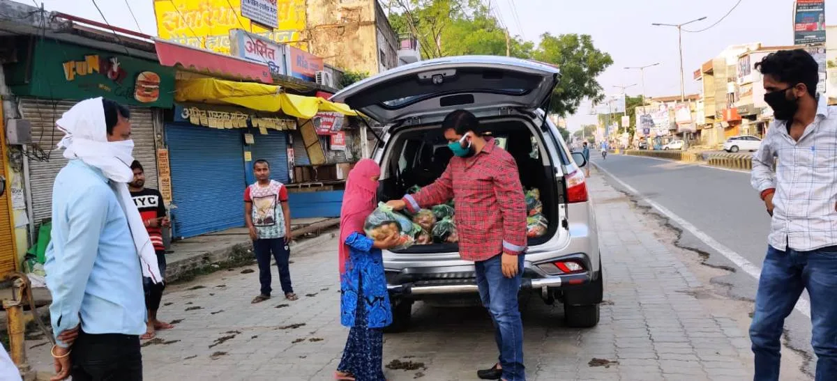 सपा नेता वृजेश ने जरूरतमंदों, रोजेदारों में किया राहत सामग्री का वितरण