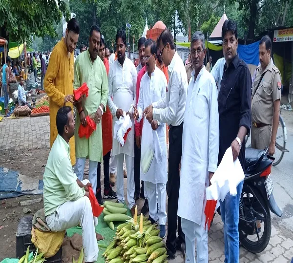 भाजपा नेताओं ने किया पर्यावरण सुरक्षा का आह्वान, बांटे कैरी बैग