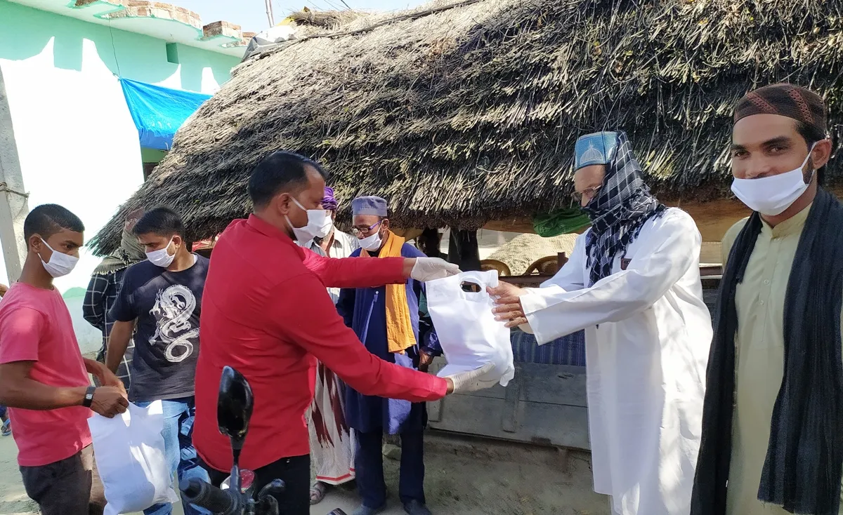 सपा के सिद्धार्थ ने मस्जिद के इमामों, रोजेदारो में भेंट किया सामग्री