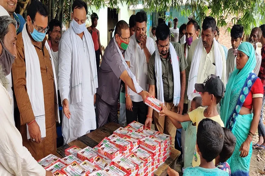 अजय कुमार लल्लू की रिहाई की मांग को लेकर शहर से गांव तक लगा रहे हैं पोस्टर