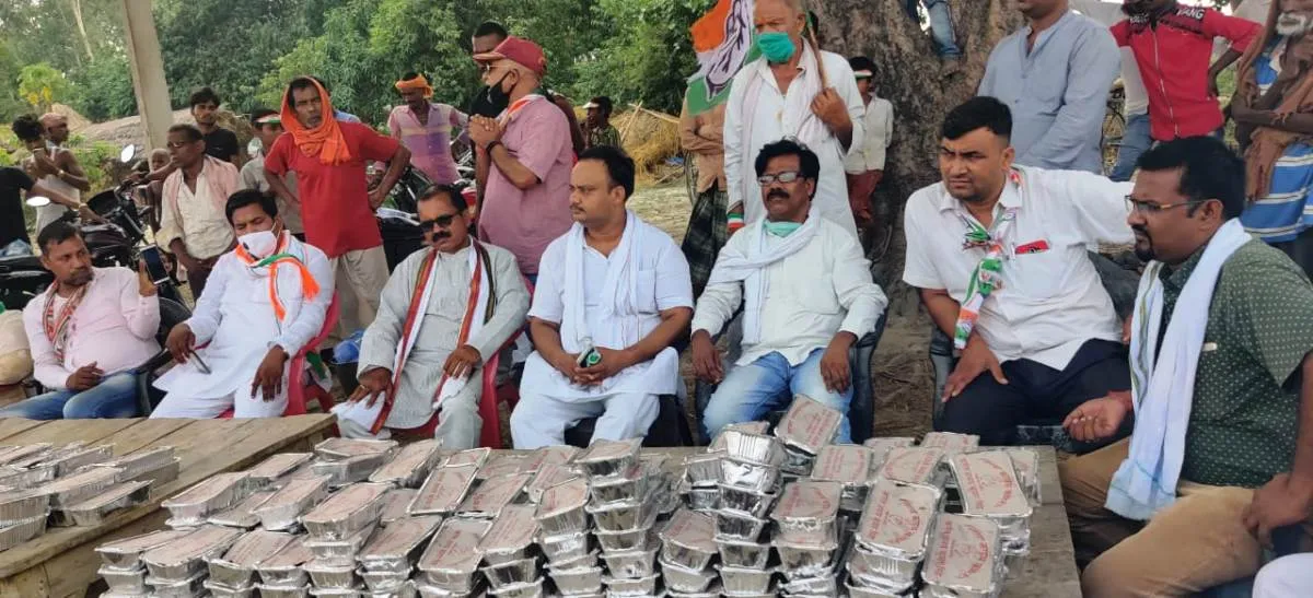 कांग्रेस की महारसोई जारी, गांव-गांव लगा रहे हैं प्रदेश अध्यक्ष अजय कुमार लल्लू के रिहाई के लिये पोस्टर