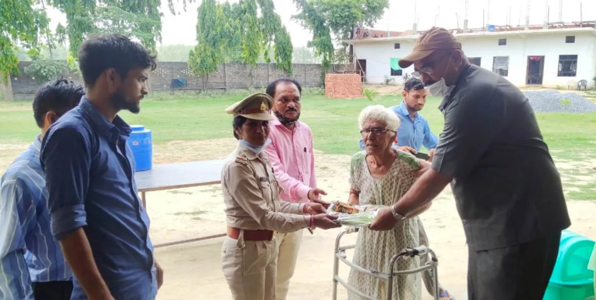 सामाजिक कार्यकर्ता मो. अकरम ने वृद्धा आश्रम में वितरित किया खाद्य सामग्री, वस्त्र