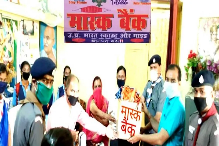 जिला विद्यालय निरीक्षक को स्काउट गाइड ने सौंपा मास्क बैंक का गुल्लक