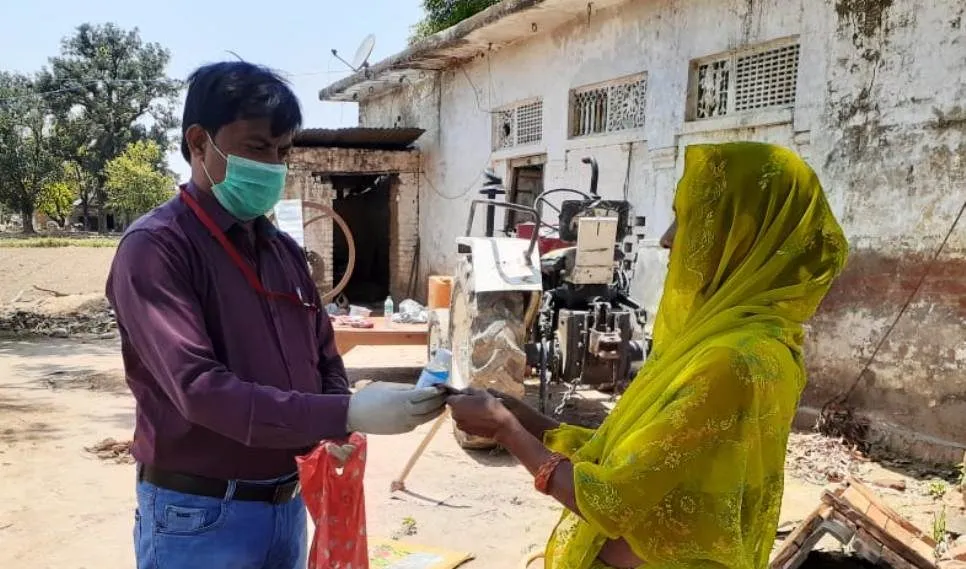 एचआईवी, क्षय रोगियों के घरों तक पहुंचा रहे हैं दवा, मास्क, सेनेटाइजर