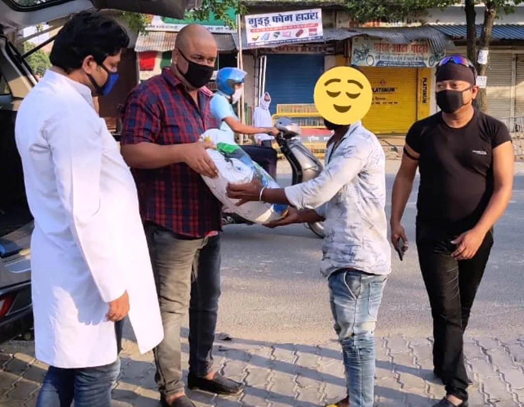 लॉक डाउन 4 ने बढाई मुश्किलें, सपा के वृजेश ने जरूरतमंदों को सौंपा खाद्यान्न
