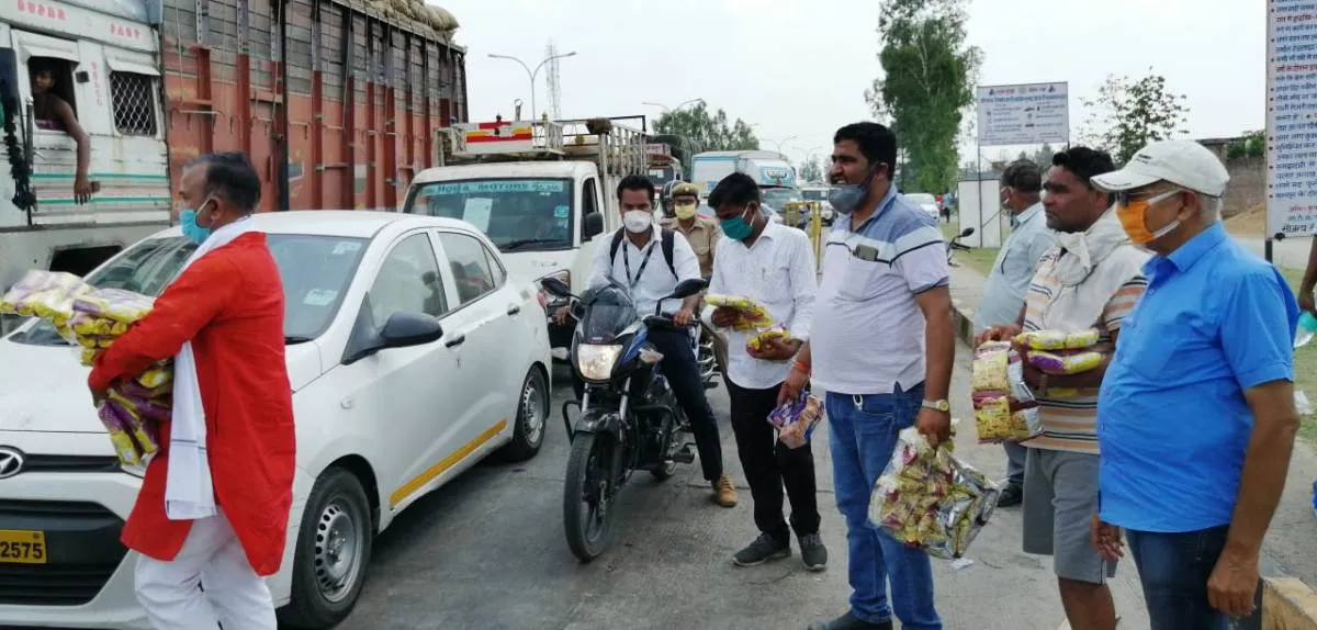 श्रमिकों की सेवा में आगे आये व्यापारी, किया सहयोग