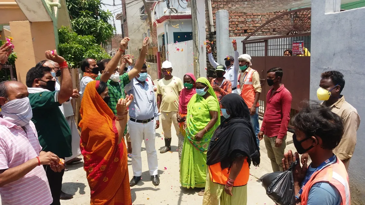 कोरोना योद्धाओं पर पुष्पवर्षा