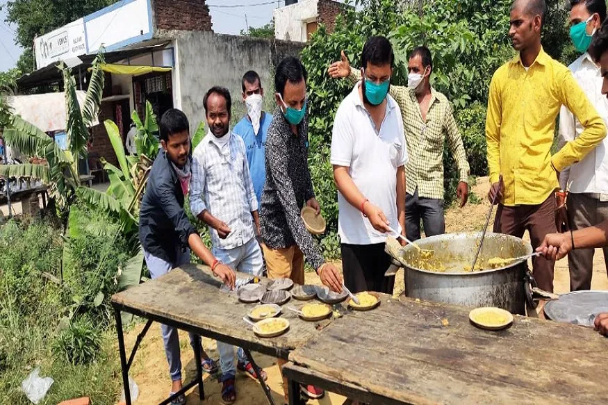 सपा नेता वृजेश ने मजदूरों को कराया भोजन