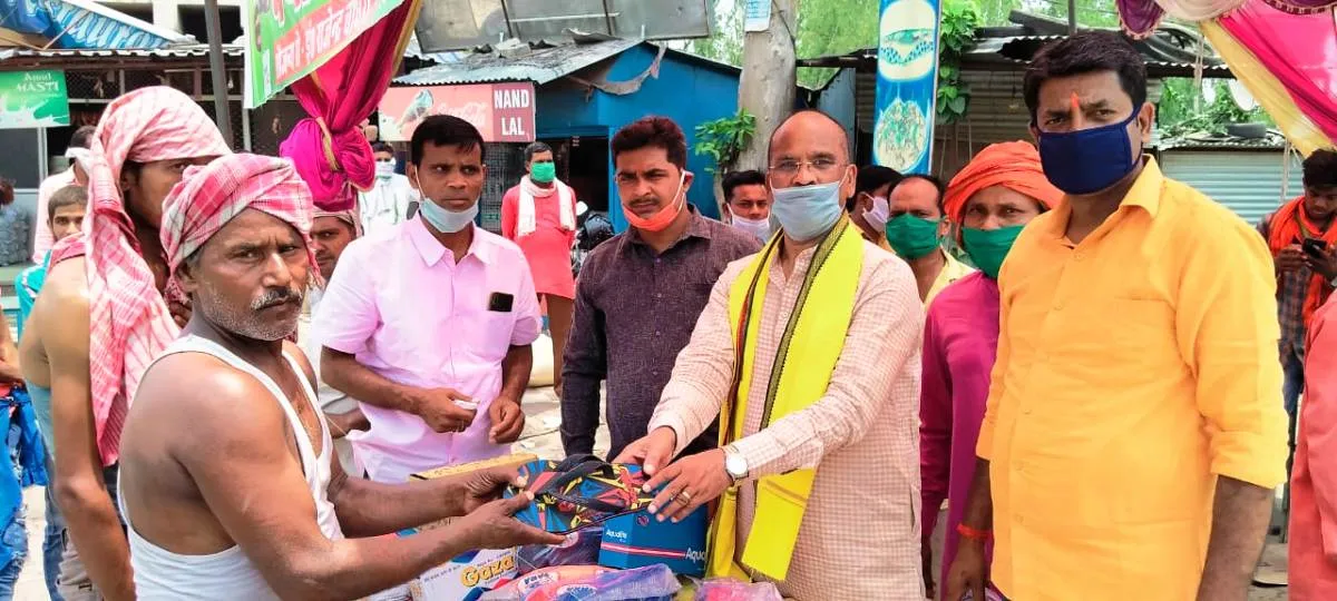विधायक दयाराम चौधरी ने प्रवासी श्रमिकों को कराया भोजन, वितरित किया चप्पल, फल, जरूरी दवायें