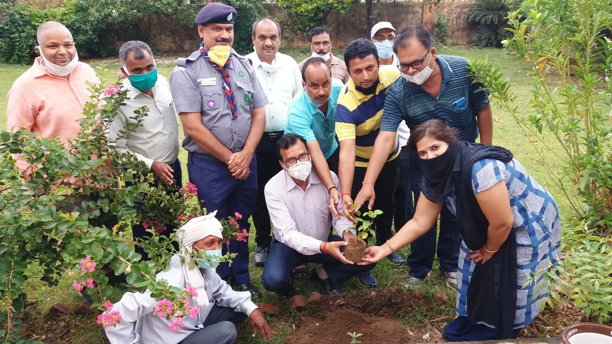 पर्यावरण दिवस पर रोटरी ने रोपे पौध, महिलाओं, किशोरियों में सिनेटरी नैपकिन, मास्क, साबुन का वितरण
