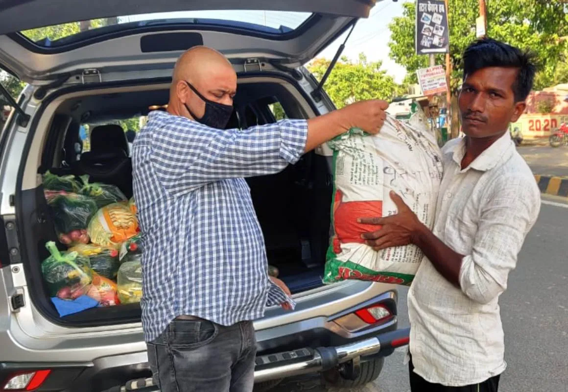 सपा नेता वृजेश ने रोजेदारों, जरूरतमंदों में वितरित किया राहत सामग्री