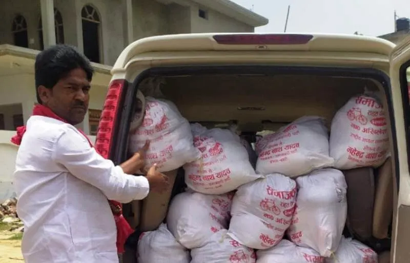 ग्रामीण क्षेत्र के जरूरतमंदों तक पहुंचा समाजवादी राहत सामग्री