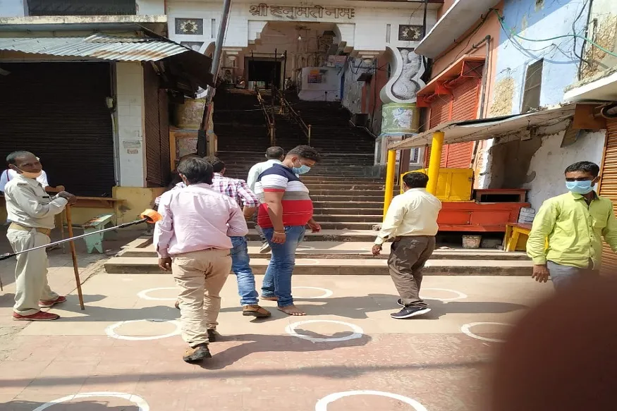 अयोध्या: खुल गए मंदिरों के कपाट, सैनेटाइजेशन जारी; DM-SP ने संभाला मोर्चा