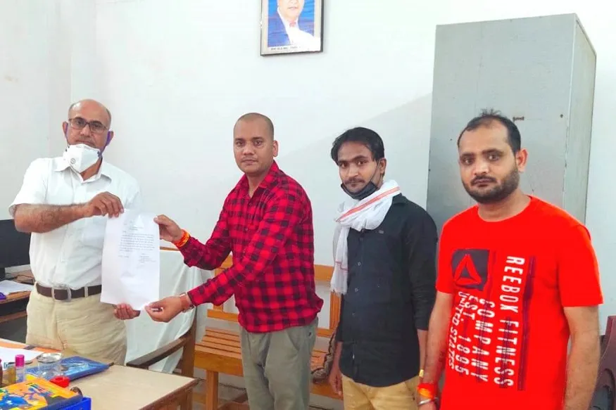 आर्केस्ट्रा कलाकार हुए मुखर, कार्यक्रम की अनुमति के लिए सौंपा ज्ञापन