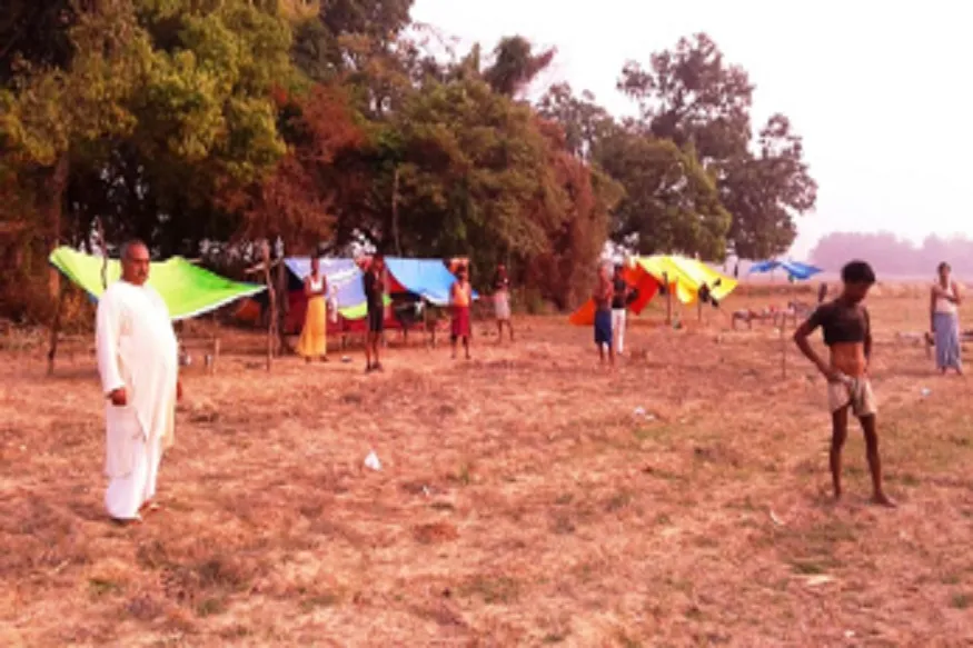 गेहूं बेचकर अपनों को वापस बुलाया गांव, अब प्लास्टिक तान कर बिता रहे क्वारंटीन