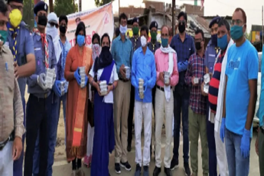 शिक्षकों का सहयोग अभियान जारी, श्रमिकों को कराया भोजन, जलपान