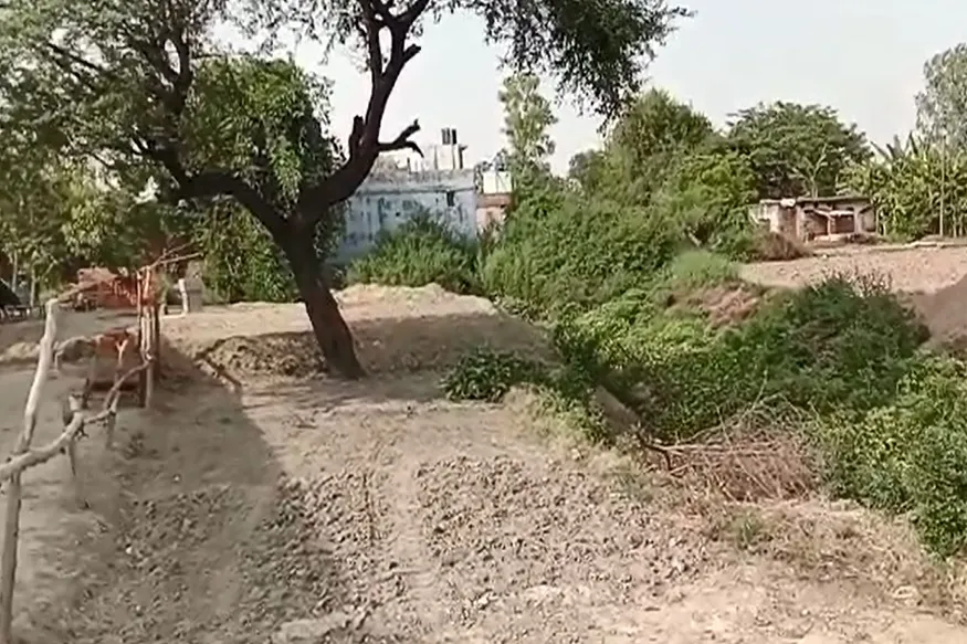 जबरिया पाट रहे हैं ग्राम समाज का गड्ढा, दोषियों के विरूद्ध कार्रवाई की मांग