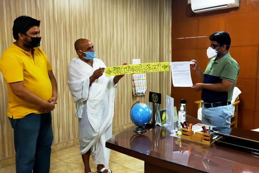 जनहित के 5 सवालों को लेकर सुदामा ने छड़ी में लपेट डीएम को सौंपा ज्ञापन