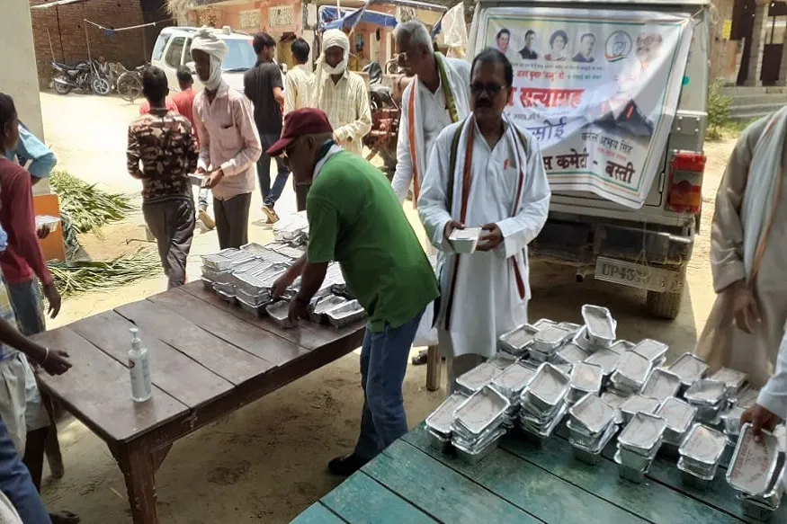 सेवा सत्याग्रह कार्यक्रम के दूसरे दिन कांग्रेसियों ने बांटा लंच पैकेट
