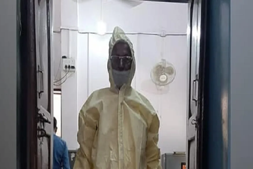 तुरकहिया में कुछ यूं राशन वितरण कर रहे PDS कोटेदार, डीएम बस्ती ने शेयर की तस्वीर