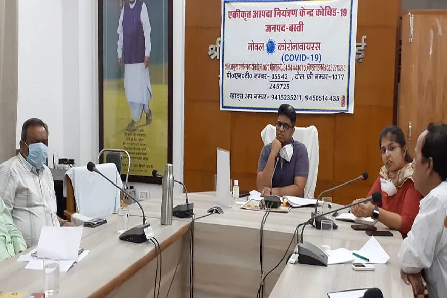 Basti: कोरोना वायरस से मौत के लिए अधिकारियों की जिम्मेदारी होगी तय: DM आशुतोष निरंजन