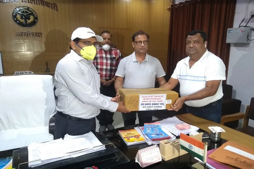 कलेक्ट्रेट में रोटरी क्लब ने जिलाधिकारी अनुज कुमार झा को सौंपे चवनप्राश