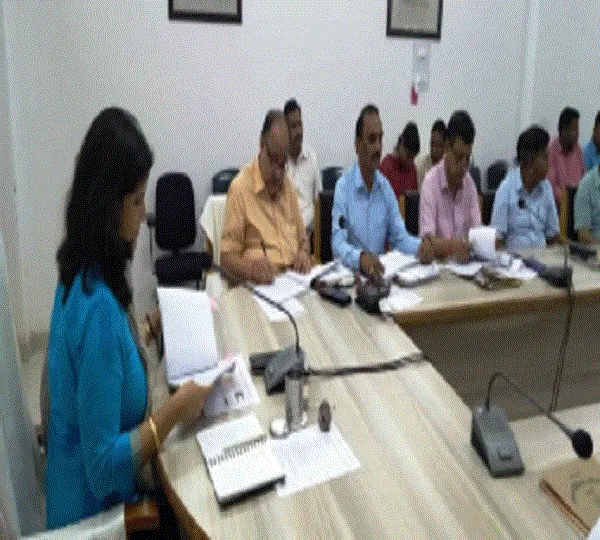 कई गावों में नहीं हो रहा है MGNERGA का कार्य, DM Basti ने किया तलब