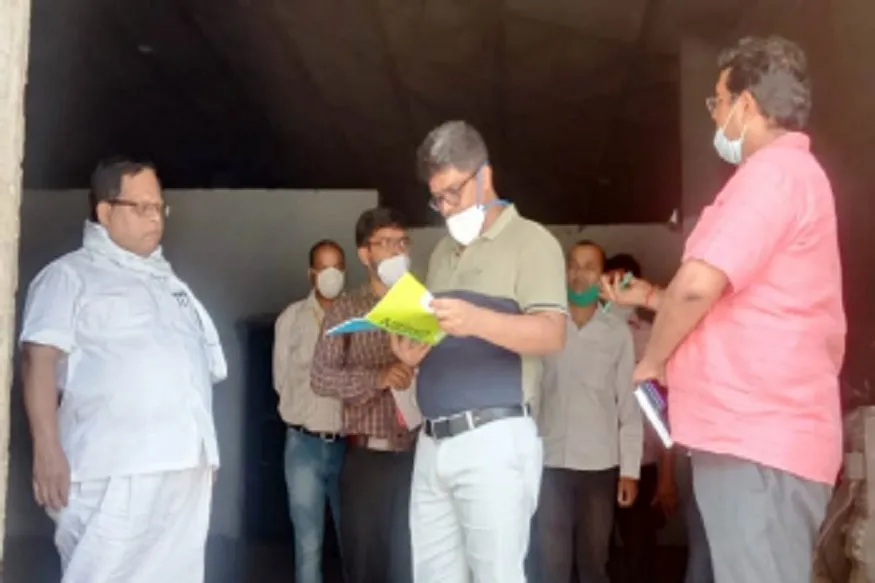 अनियमितता पर डीएम ने लगायी फटकार, प्लान्ट प्रोडक्शन इंचार्ज को कारण बताओ नोटिस