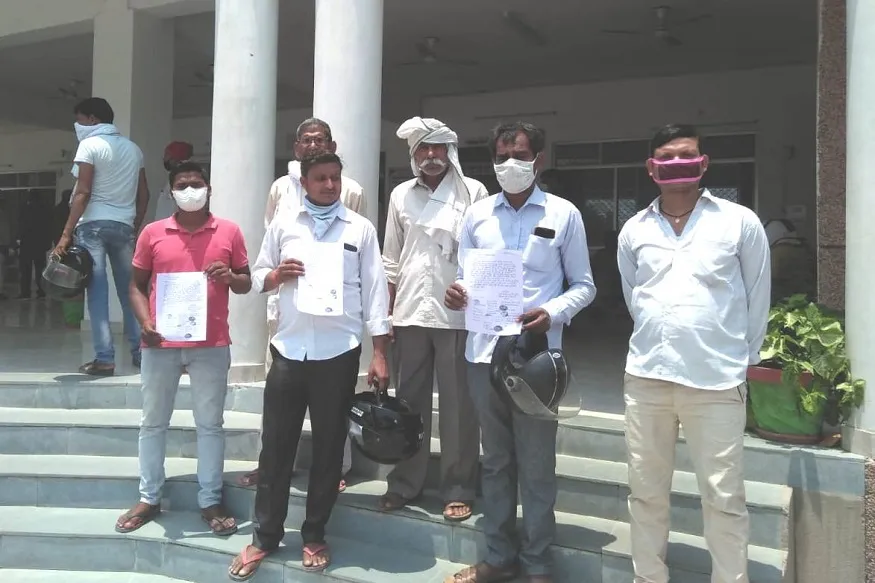 हल्लौर नगरा गांव के बीचोबीच खींची जा रही हाईटेंशन लाइन, ग्रामीणों में आक्रोश