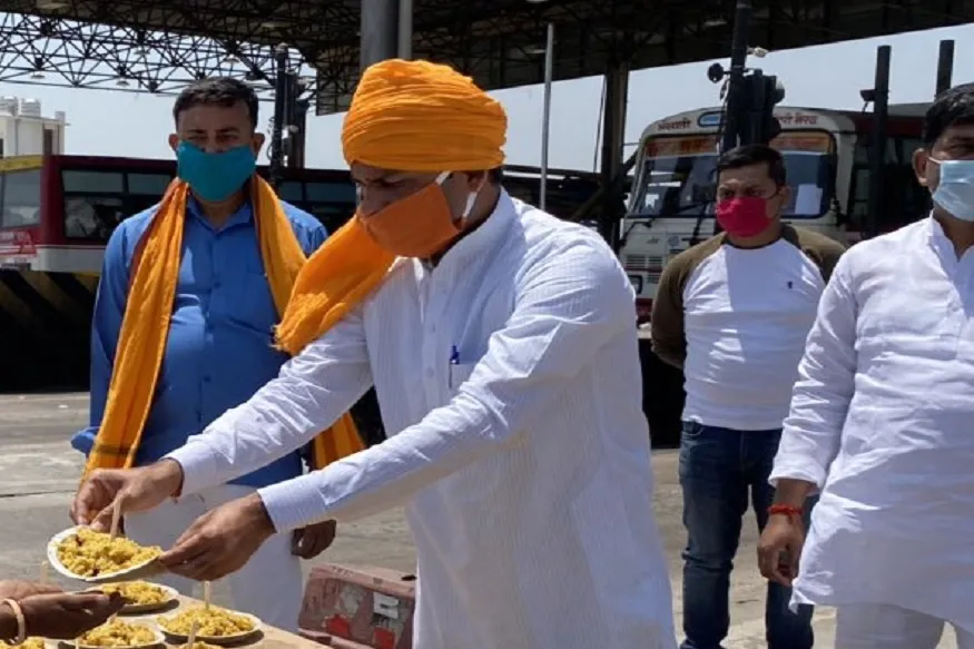 सहयोगियों के साथ जरूरतमंदों की सेवा में जुटे सांसद हरीश