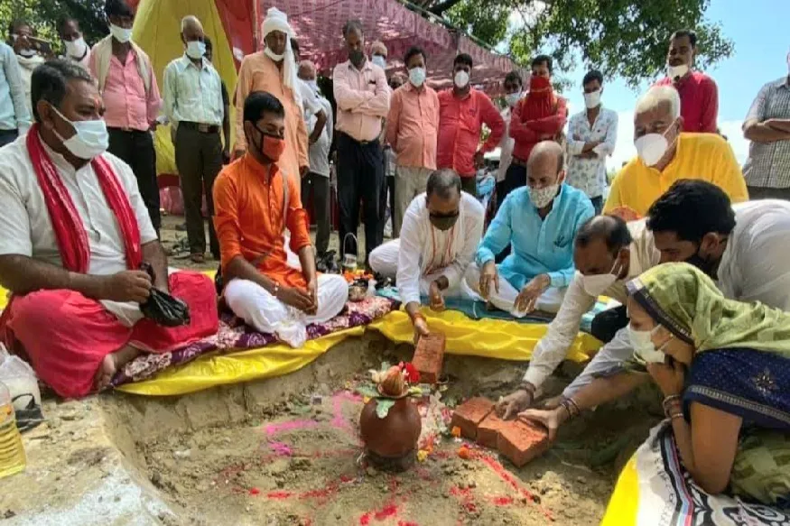 सांसद ने किया ग्राम सभाओं में पंचायत भवन निर्माण का भूमि पूजन