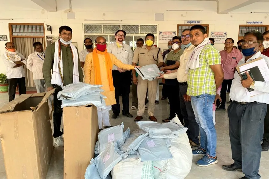 सांसद हरीश द्विवेदी ने जिला प्रशासन को 102 पीपीई किट सौंपा