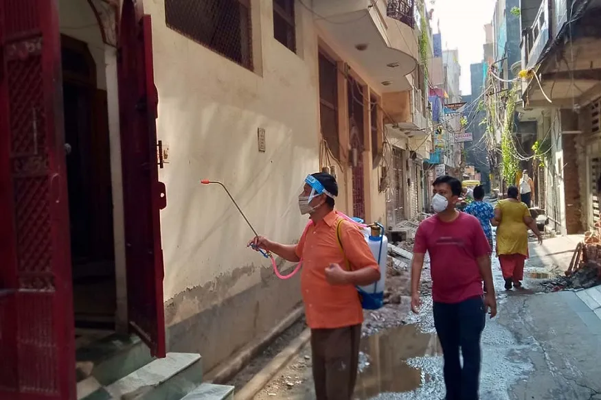 दिल्ली: भजनपुरा RWA करा रहा गलियों को सैनेटाइज