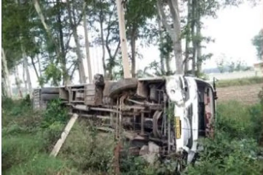 मजदूरों को लेकर बिहार से जालंधर जा रही बस का एक्सीडेंट, 17 लोग घायल