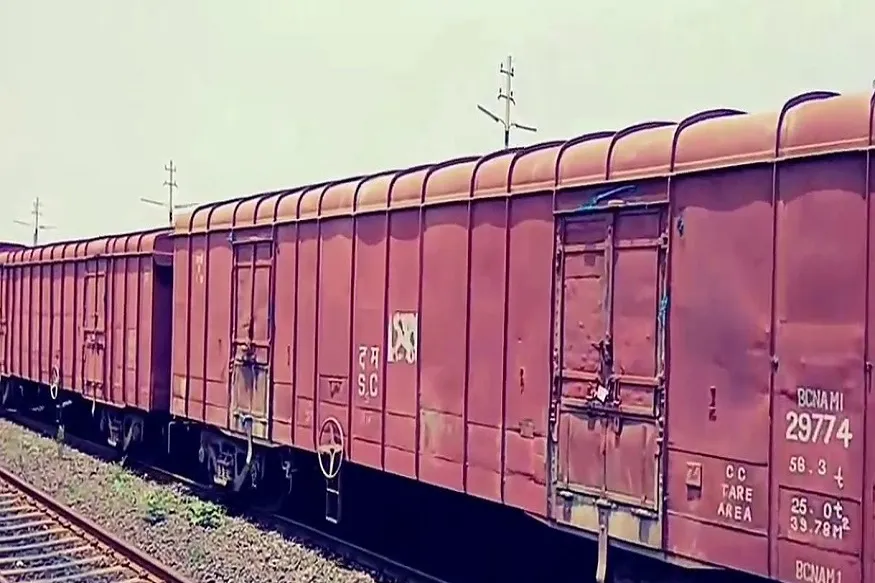 पहली बार भारतीय रेलवे ने सामान से भरी विशेष पार्सल रेलगाड़ी बांग्लादेश भेजा