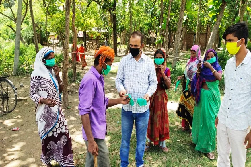 ग्रामीणों में बांटे मास्क, दिया कोरोना से बचाव की जानकारी