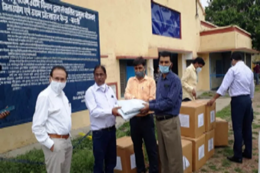 निजी चिकित्सालयों को 2000 पीपीई किट , 1000 एन-95 मास्क वितरित